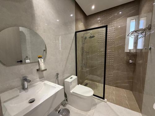 a bathroom with a toilet and a sink and a shower at فندق فاليا in Al Kharj