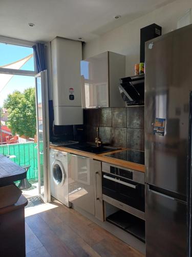 2p rénové dans bel immeuble Niçois de Caractère