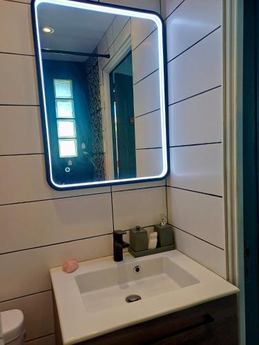 2p rénové dans bel immeuble Niçois de Caractère