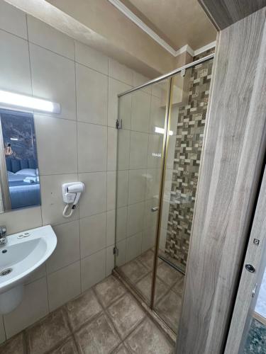 a bathroom with a shower and a sink at Camere de inchiriat KATALEYA in Mamaia Sat/Năvodari