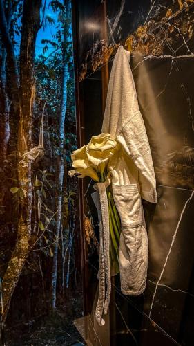 a towel hanging on the side of a wall at Cabanas Rancho Alcântara in Treviso