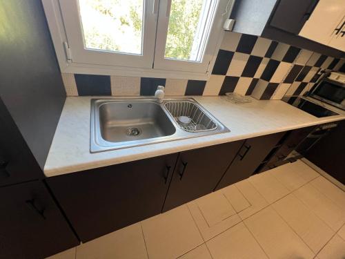 a small kitchen with a sink and a window at Zmarias 1 in Perakhórion