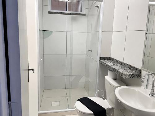a bathroom with a shower and a toilet and a sink at Hosts BR - Apartamentos funcionais in Fortaleza