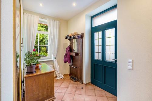 a hallway with a green door and a window at Europa Park, Zimmer mit eigenem Bad in Herbolzheim