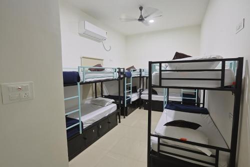 a room with several bunk beds in a room at Slackpackr Malakpet Hyderabad in Hyderabad