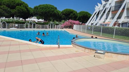 Sol-y-Days Flamants Roses Studio Cabine climatisé avec Parking et Piscine