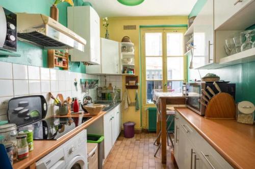 Vintage 2BD Apartment with Patio in Montmartre