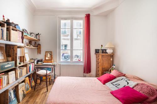 Vintage 2BD Apartment with Patio in Montmartre