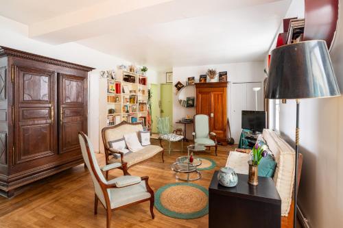 Vintage 2BD Apartment with Patio in Montmartre