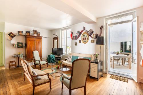 Vintage 2BD Apartment with Patio in Montmartre