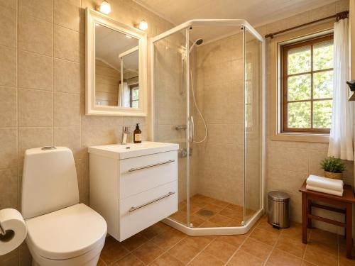 a bathroom with a shower and a toilet and a sink at Briskebu, cosy cabin by ski slopes in Geilo