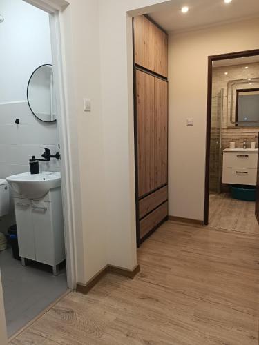 a bathroom with a sink and a mirror at Morski Klimat in Jastrzębia Góra