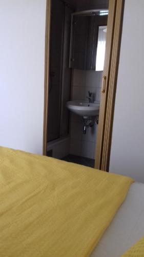 a bathroom with a sink and a mirror at Gästehaus Lutschounig in Faak am See
