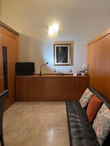 a living room with a couch and a dresser at SAN STAE CASA AURORA in Venice