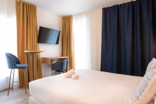 a hotel room with a bed and a tv at Ibis Styles Paris Pont d'Ivry in Ivry-sur-Seine
