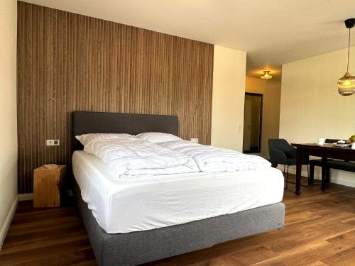 a bedroom with a bed and a desk and a table at Bad Oeynhausen - City, Küche, Netflix, Wifi, zentral, StudioApartment in Bad Oeynhausen