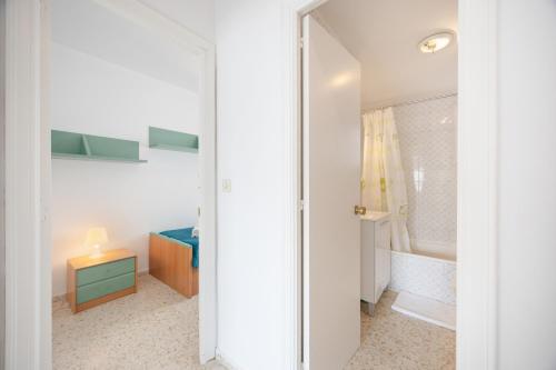 a white bathroom with a shower and a tub at Valdelagrana en Primera Linea in El Puerto de Santa María