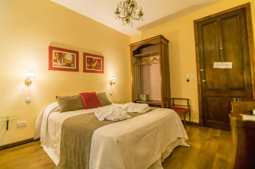 a bedroom with a bed and a chandelier at Nuevos Horizontes in Tandil