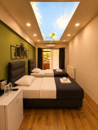 a bedroom with two beds and a skylight at Kuloğlu Otel ve Restoran in Uzungöl