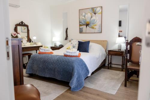 ein Schlafzimmer mit Bett und Schreibtisch in der Unterkunft Casa do Armando in Achadinha