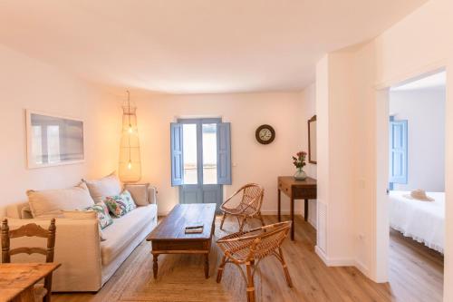 a living room with a couch and a table at El Fort d'Ullastret in Ullastret