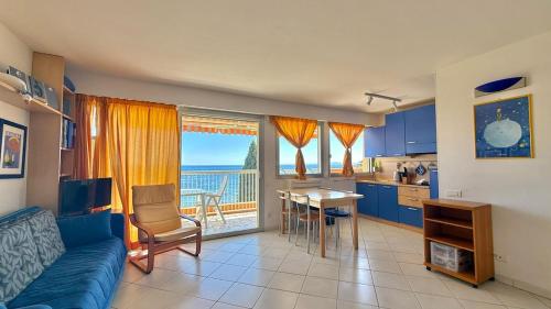 Studio avec une vue panoramique sur la mer, balcon, parking, accès privé à la plage