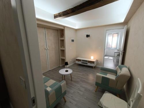 a living room with two chairs and a table at Suite Arcobaleno in Deiva Marina