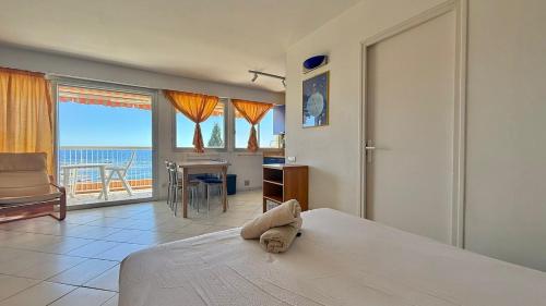 Studio avec une vue panoramique sur la mer, balcon, parking, accès privé à la plage