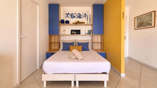 Studio avec une vue panoramique sur la mer, balcon, parking, accès privé à la plage