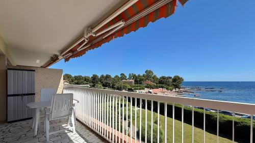 Studio avec une vue panoramique sur la mer, balcon, parking, accès privé à la plage