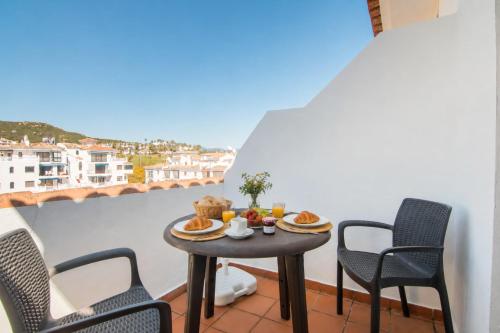 2233-Lovely 2 bedrooms on the beach, pool and port