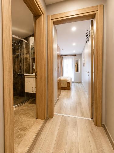 a hallway with a door leading to a bedroom at Han PANSİYON in Çaykara