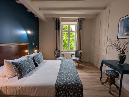 a bedroom with a large bed and a window at Maison d'Hôtes Le Clos de Bacchus in Julienne