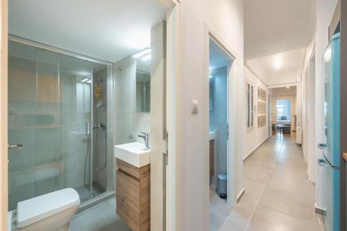 Modern 4BED 4BATH Apartment in Athens