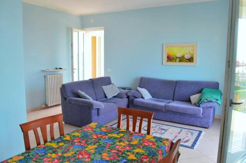 a living room with a couch and a table at La casa di Viola in Bardolino