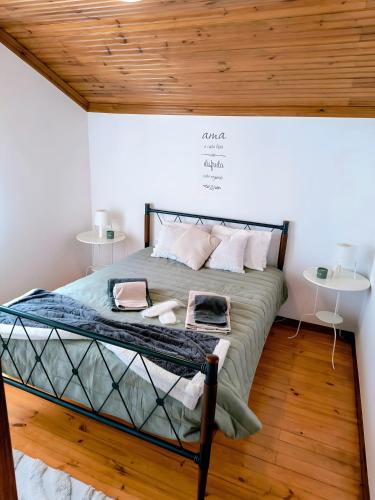 a bedroom with a bed with a wooden ceiling at Refúgio do Xekeraute in Piódão