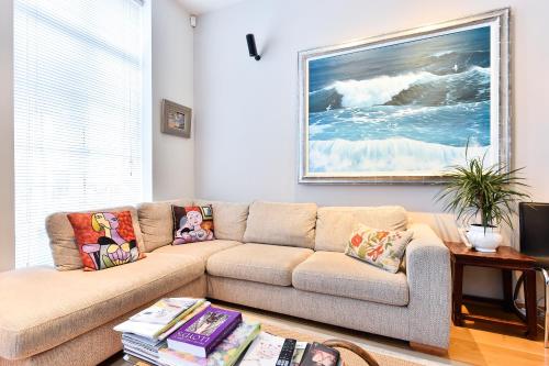 Fotografie z fotogalerie ubytování JOIVY Elegant 3 bed apt with rooftop terrace in Pimlico v Londýně