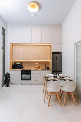 PYLOU Boutique Ground apartments near Attikon Hospital