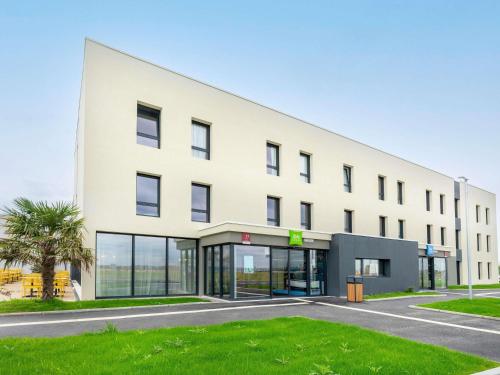 an office building with a large white building at ibis budget Morlaix in Morlaix
