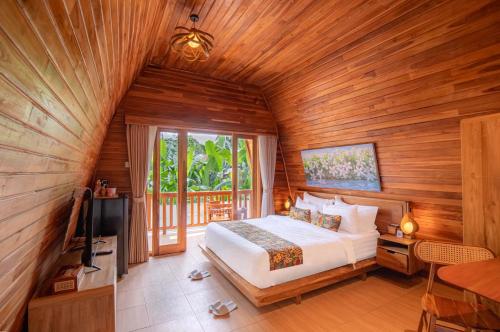 a bedroom with a bed in a wooden room at Uma Nandhi Villa Ubud in Tegalalang