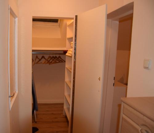 a closet with a door open to a room at Ferienwohnung Fürstenbrunn in Grödig