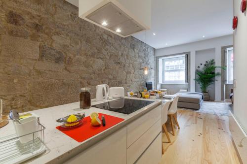 ポルトにあるOld Stone Flats by Host Wiseのシンクとカウンタートップのあるキッチン