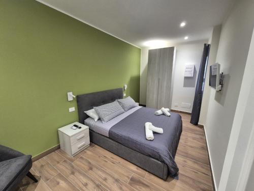 a bedroom with a bed with two white towels on it at Tommy House CTA in CTA