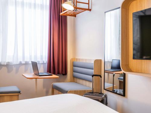 TV a/nebo společenská místnost v ubytování Ibis Styles Brussels Centre Rogier