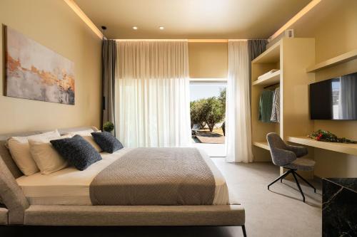 ein Schlafzimmer mit einem großen Bett und einem Fenster in der Unterkunft Mitos Ultimate Escape Villa in Galanádhon