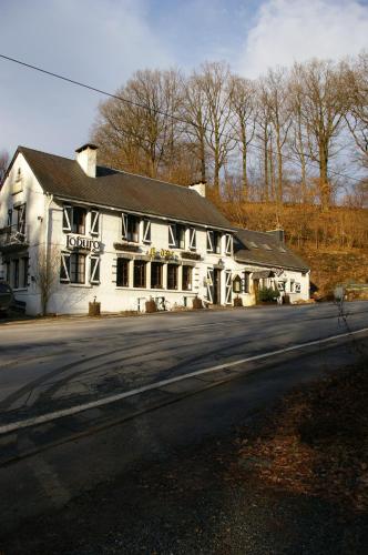 ein weißes Gebäude auf der Straßenseite in der Unterkunft Le K d'Or in Bouillon