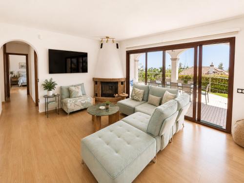 Exclusive Villa with Private Pool & Mediterranean Gardens near the Beach