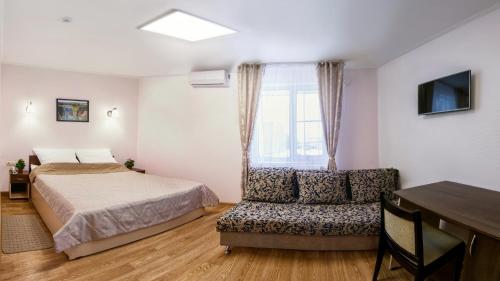 ヨシュカル・オラにあるGostinitsa Tairのベッドルーム1室(ベッド1台、椅子、デスク付)