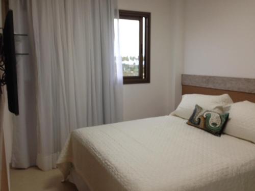 une chambre avec un lit blanc avec une fenêtre dans l'établissement Iberostate - Mediterraneo BL4, à Praia do Forte