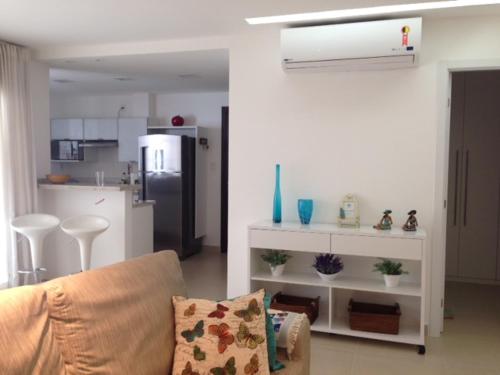 un salon avec un canapé et une cuisine dans l'établissement Iberostate - Mediterraneo BL4, à Praia do Forte